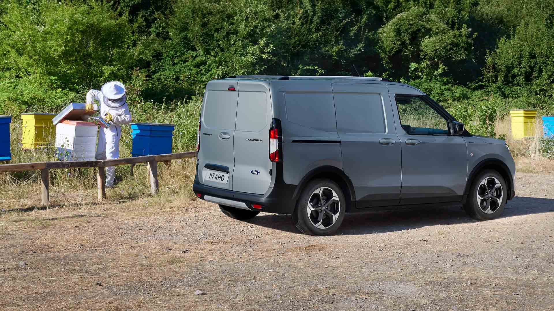 ford transit_courier eu Banner_01_V769_Transit _Courier 16x9 1920x1080 bb v769 exterior parked rare view